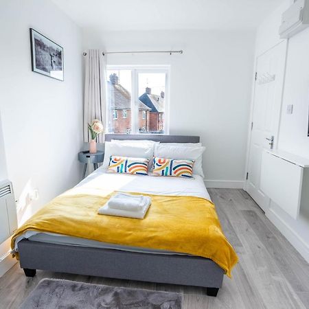 No 01 Small Studio Flat In Aylesbury Town Station Buitenkant foto