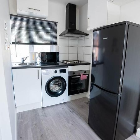 No 01 Small Studio Flat In Aylesbury Town Station Buitenkant foto