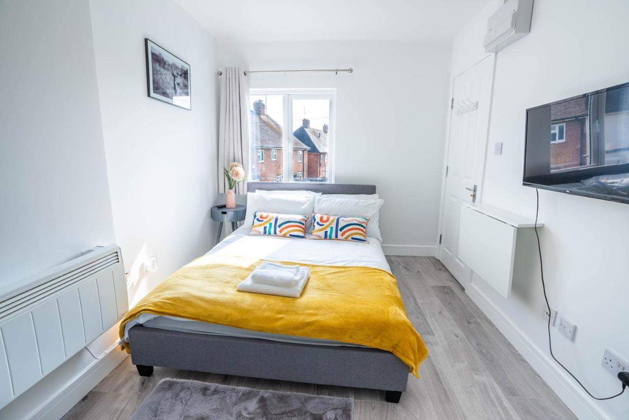 No 01 Small Studio Flat In Aylesbury Town Station Buitenkant foto