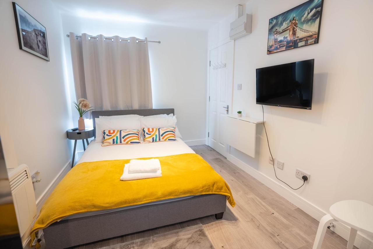 No 01 Small Studio Flat In Aylesbury Town Station Buitenkant foto